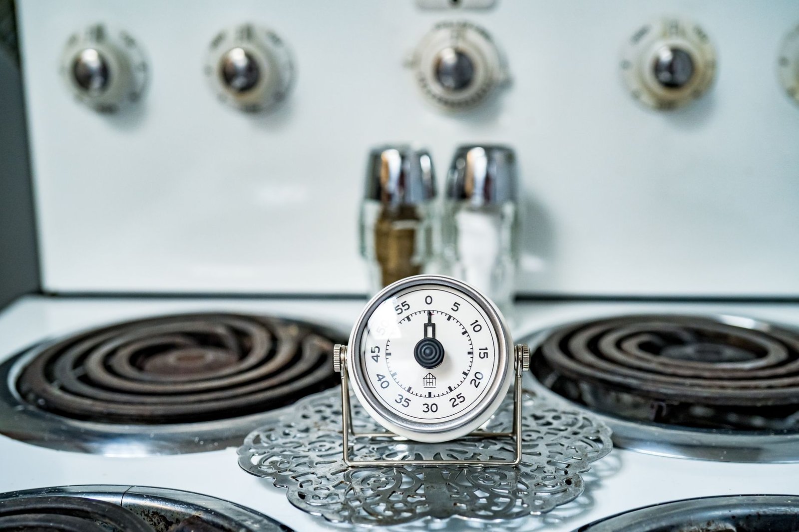 Analogue kitchen countdown timer on a cooker hob, the same one-shot countdown idea as a dehumidifier timer